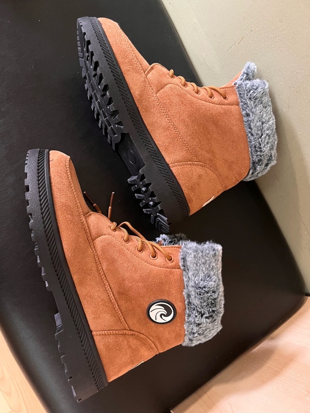 Brand NEW Winter Boots Size 43 (US 10.5) - photo 2