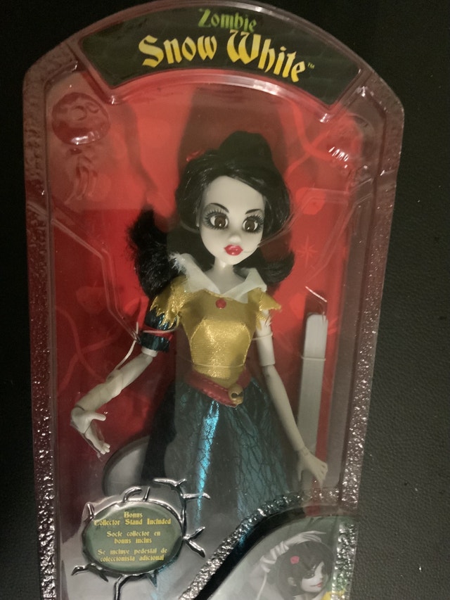 NEW in box - Zombie Snow White Doll - photo 2