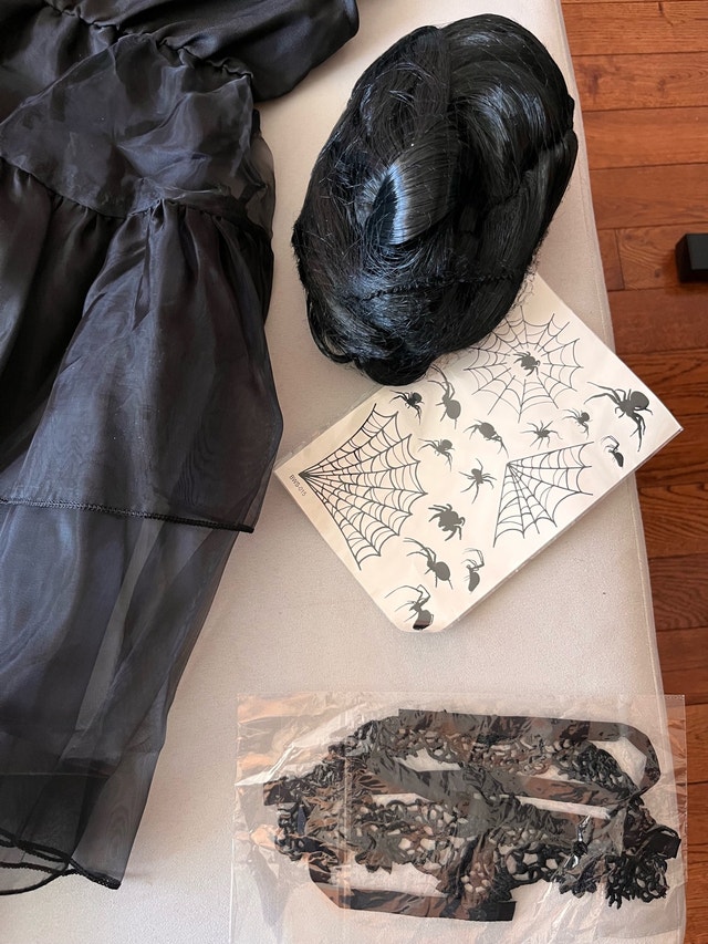 Brand NEW Wednesday Addams Dress Wig Hand Accessories Size 4/5 - photo 3