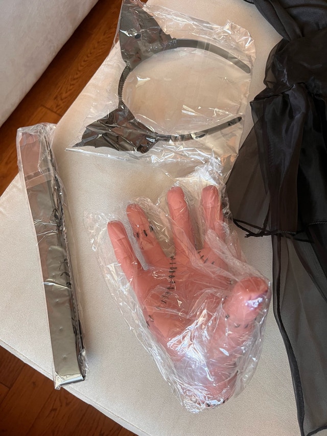 Brand NEW Wednesday Addams Dress Wig Hand Accessories Size 4/5 - photo 5