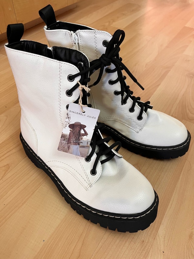 Brand NEW White Ankle Lug Boots Women Size 8.5 Sincerely Jules - photo 2
