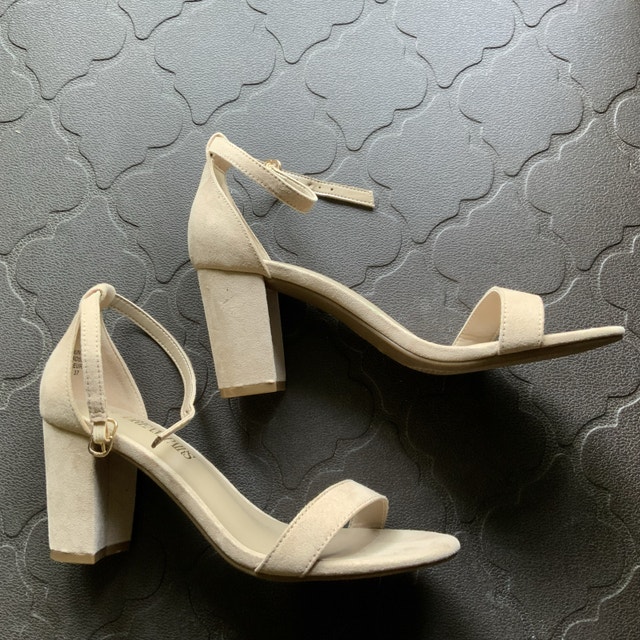 Brand NEW Dream Pairs Block Heels Size 6.5 Beige