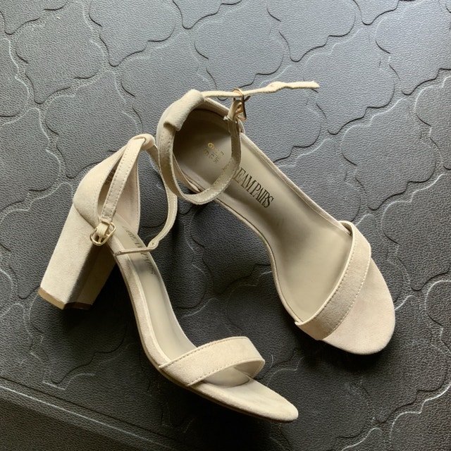 Brand NEW Dream Pairs Block Heels Size 6.5 Beige - photo 2