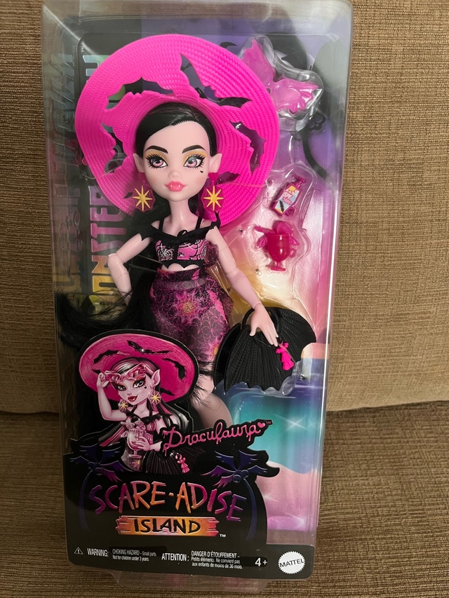 Brand NEW Monster High Draculaura Doll Scare-adise Island