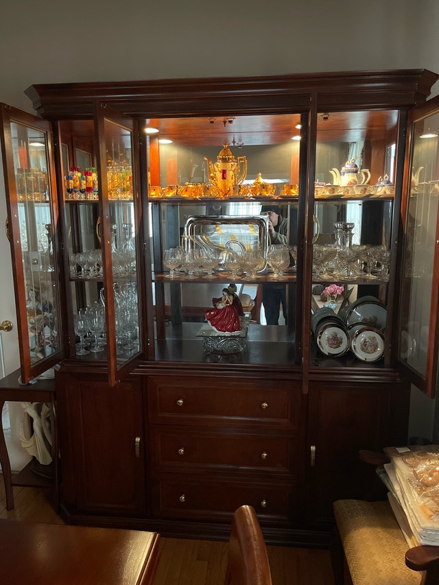 China Cabinet 2 Pieces with Lights LIKE NEW - photo 2