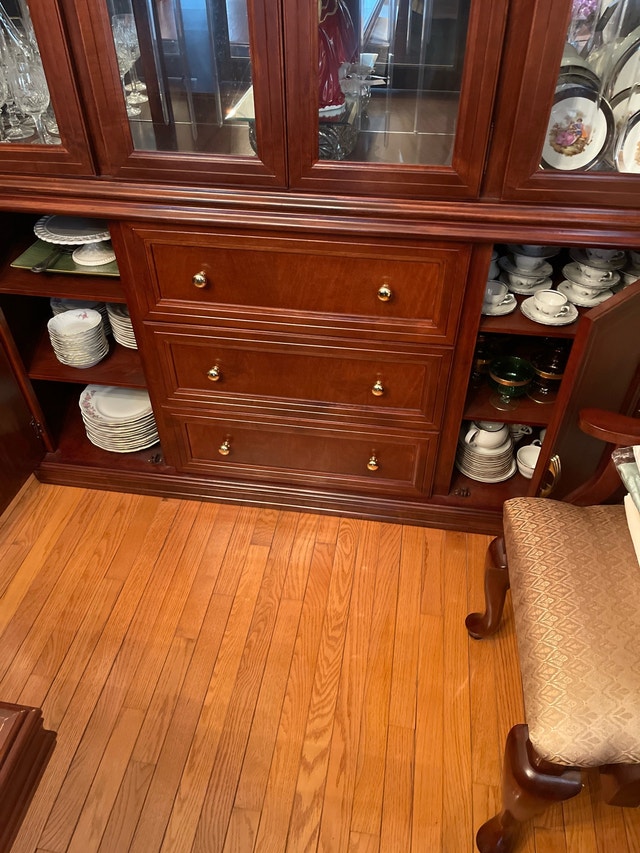 China Cabinet 2 Pieces with Lights LIKE NEW - photo 3