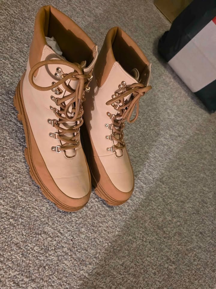 FREE Ankle Boots. Men's Size 11, Women's 12. - photo 4