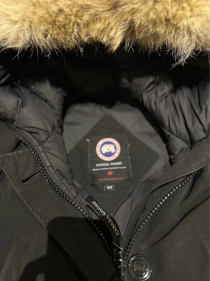 Canada goose jacket image indicator(3)