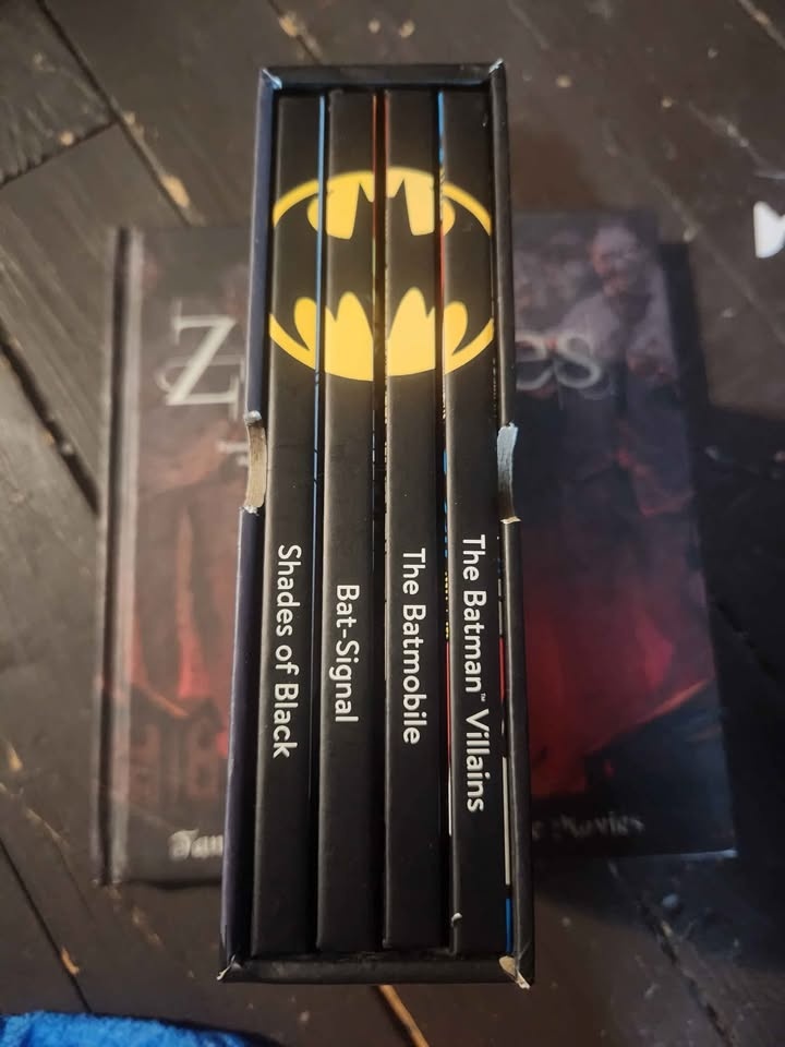 Batman Books - Visual History, World of Dark Knight, Encyclopedi - photo 5