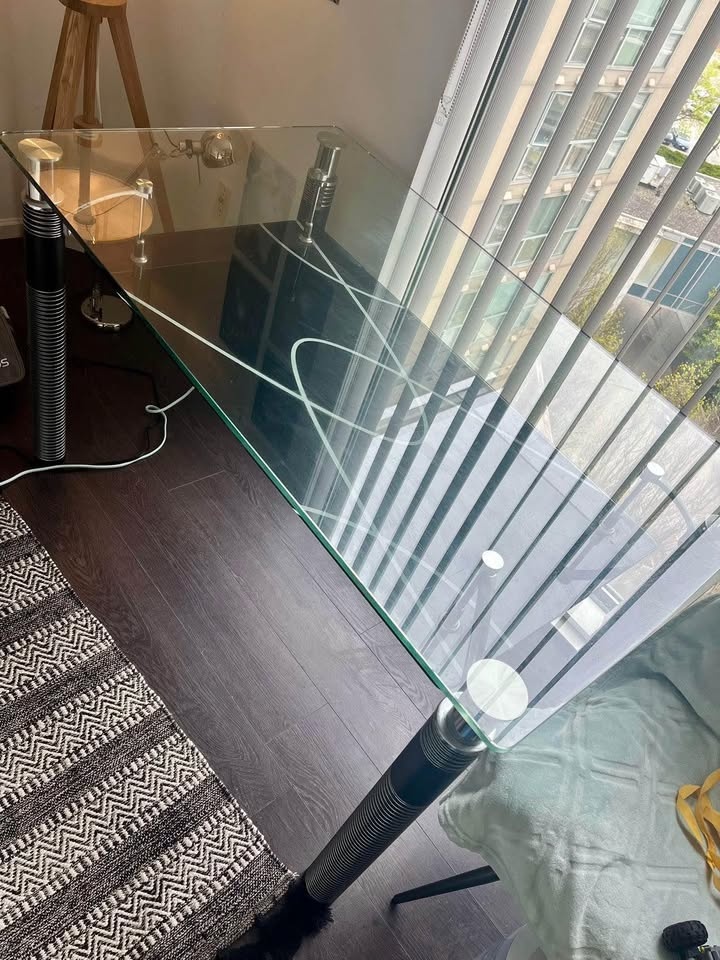 Beautiful Tempered Glass Table - photo 3