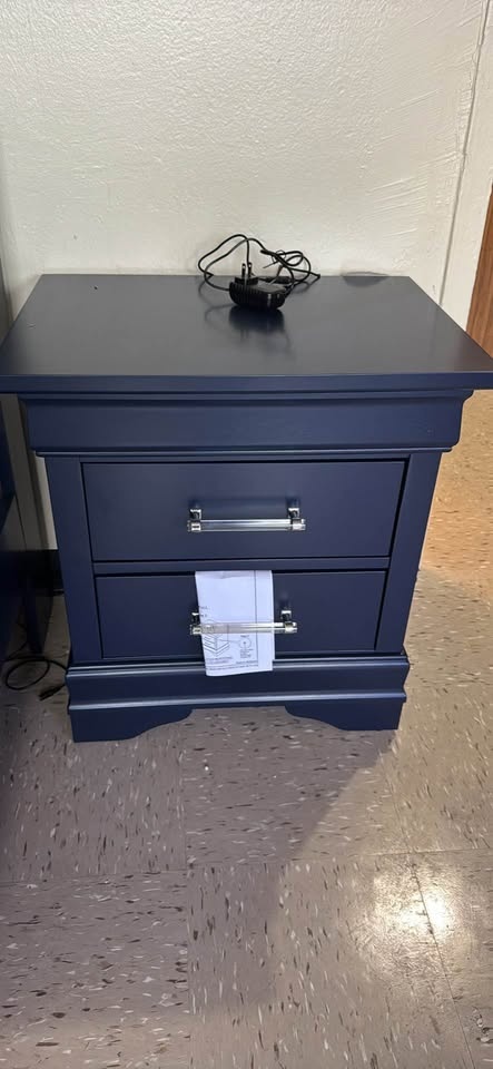 Queen Bedroom Set: Frame, Nightstand, Dresser & Mirror - photo 2
