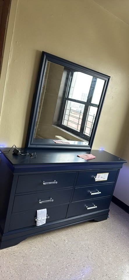 Queen Bedroom Set: Frame, Nightstand, Dresser & Mirror - photo 3
