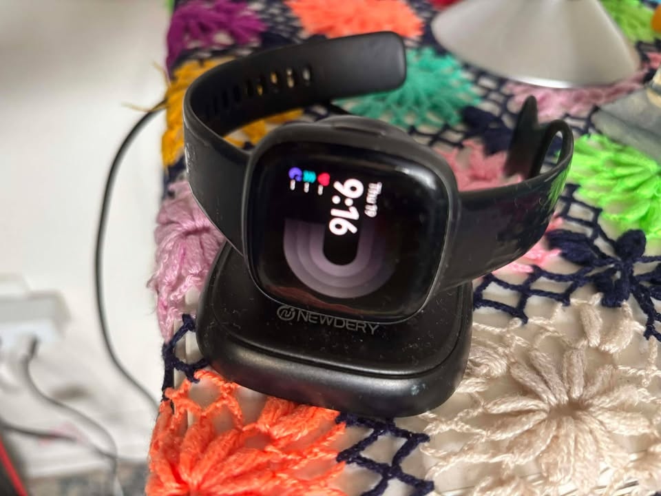 Fitbit Versa 4 Smartwatch Black Graphite (charger stand included - photo 3