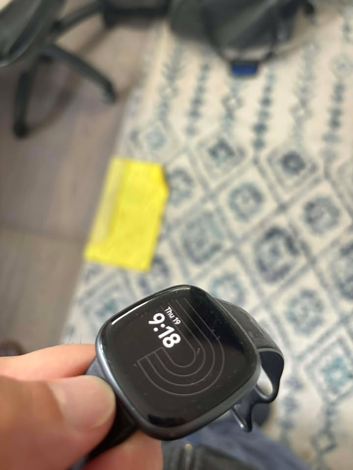 Fitbit Versa 4 Smartwatch Black Graphite (charger stand included - photo 4