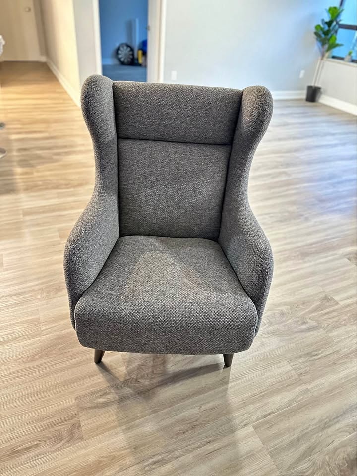 Large & Comfy Single Sofa - Almost New - Pickup April 28-29