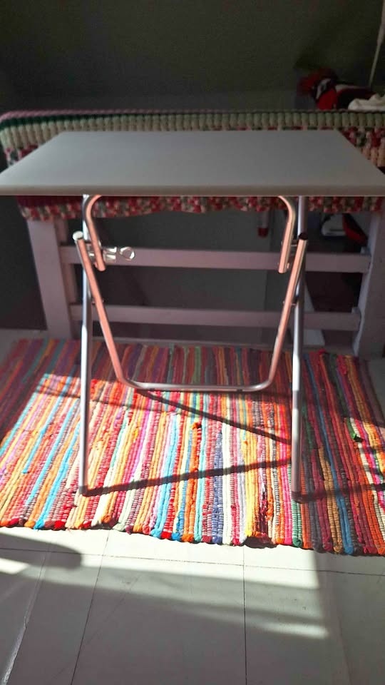 Table for sale pickup And Cash Only. Not heavy. Indoor, or outdo