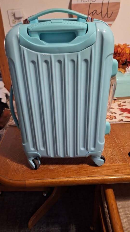 Suitcase for sale. Beautiful color. Pickup and cash only. - photo 4