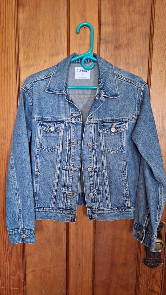 Jean jacket for sale woman's size medium. Pickup and cash only.