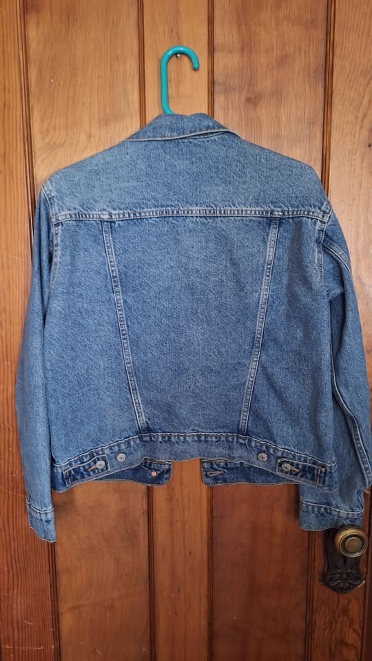 Jean jacket for sale woman's size medium. Pickup and cash only. - photo 2