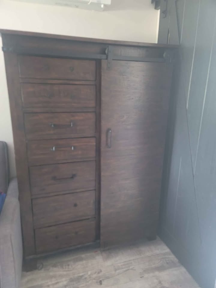 Solid wood armoire - photo 2