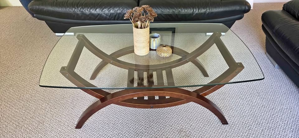 Leon's Glass Top Coffee Table | Excellent Condition