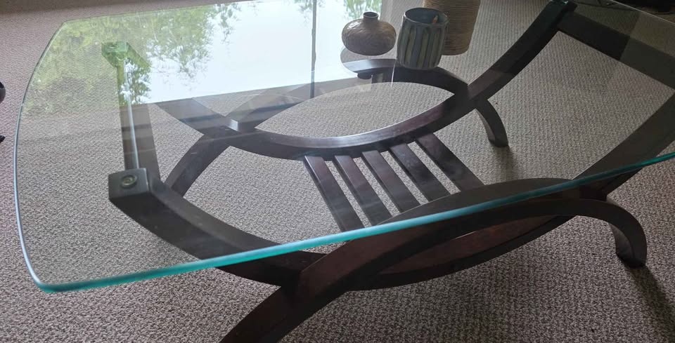 Leon's Glass Top Coffee Table | Excellent Condition - photo 3