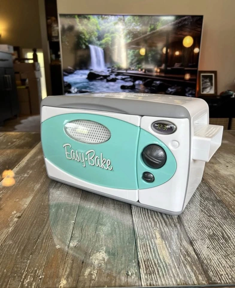 Easy Bake Oven - Original Box w/Accessories Hasbro 2009 - photo 2