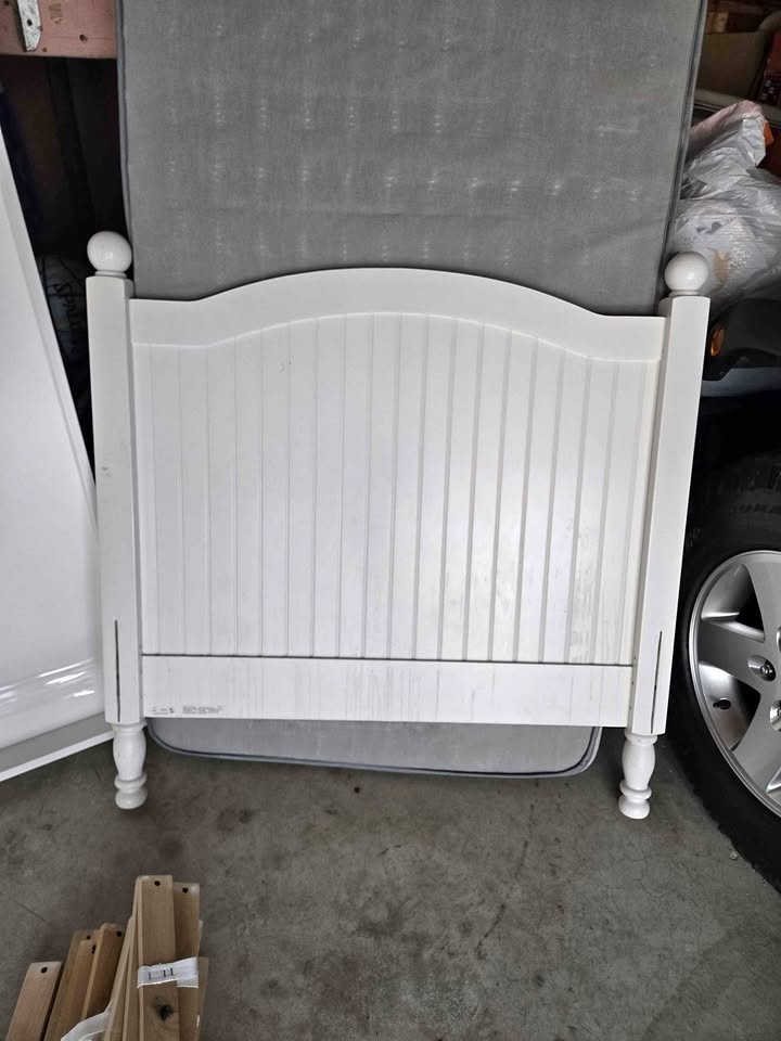 Twin size bed