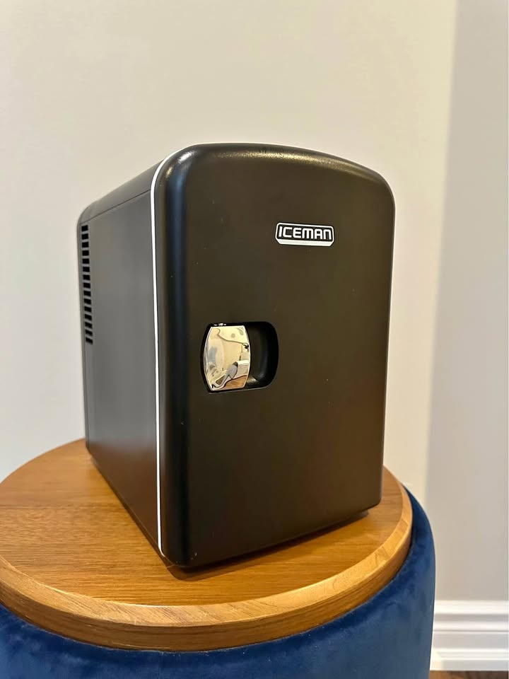 Chefman Mini Fridge RJ48 - Like New