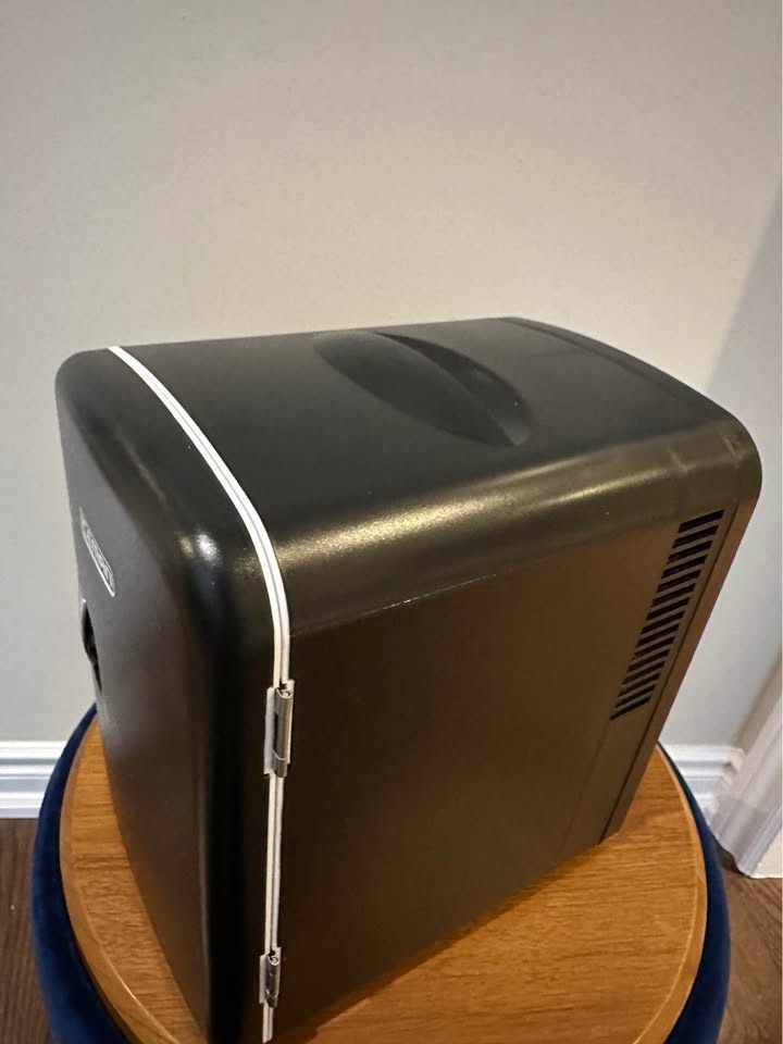Chefman Mini Fridge RJ48 - Like New - photo 2