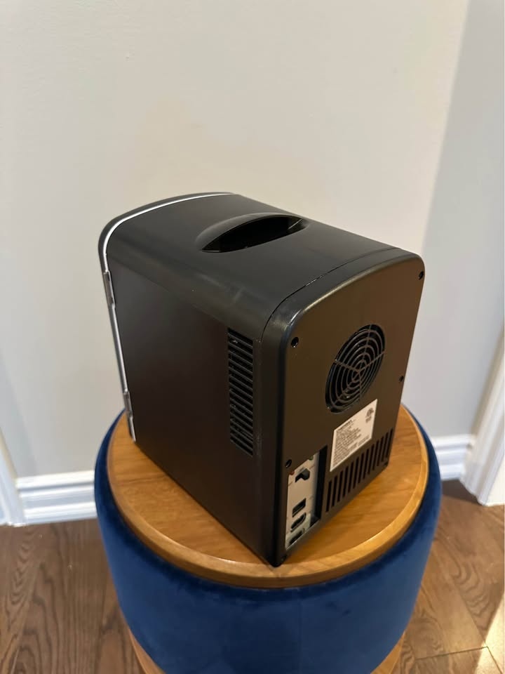 Chefman Mini Fridge RJ48 - Like New - photo 3