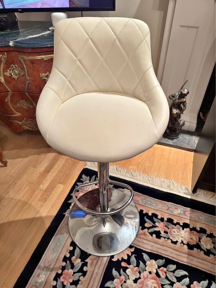 Singular Bar Stool