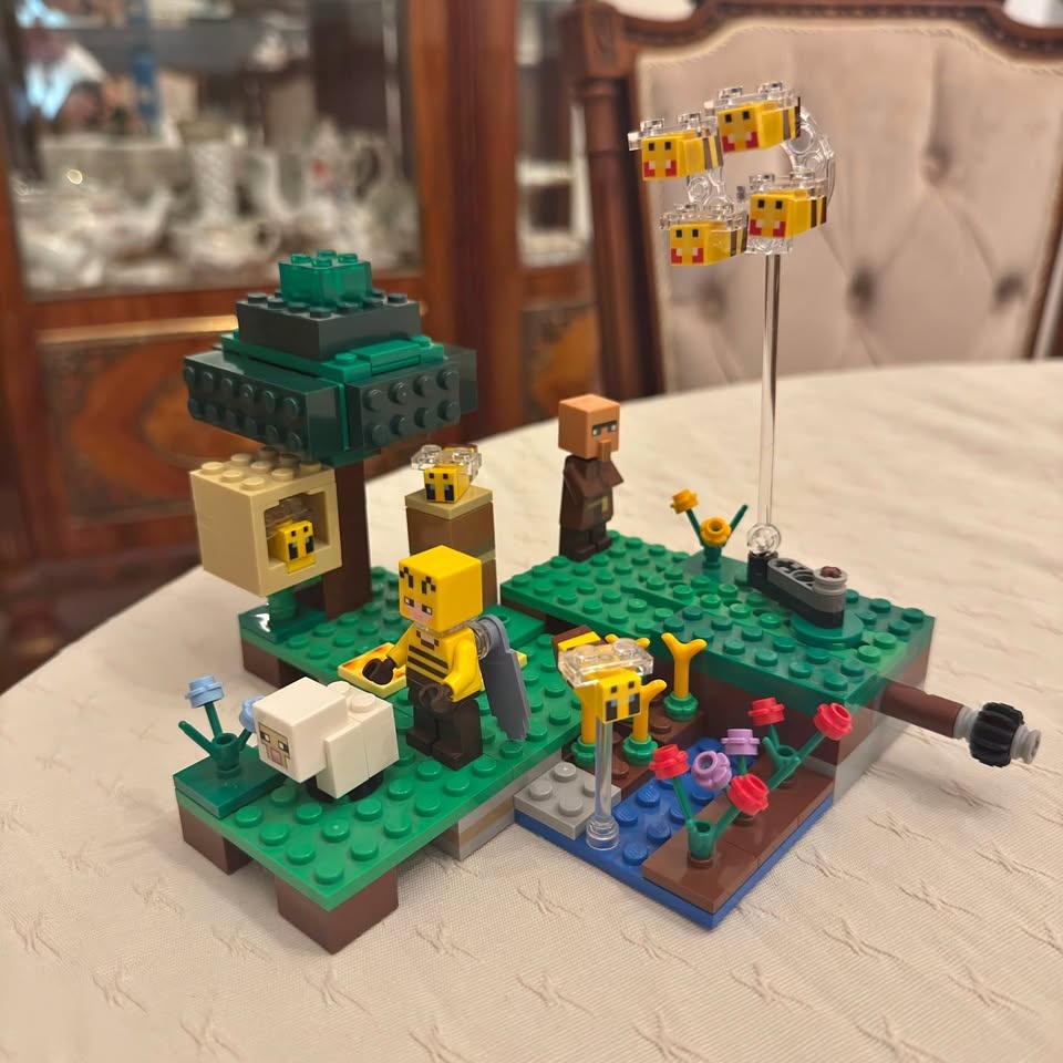 Lego Minecraft The Bee Farm