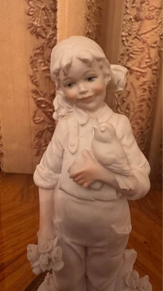 A. Balcari Figurine – Girl with Bird, 18cm - photo 2