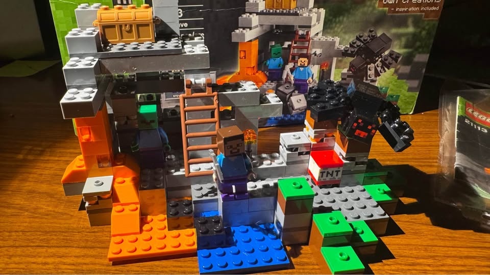 LEGO Minecraft – The Cave (21113) - photo 2