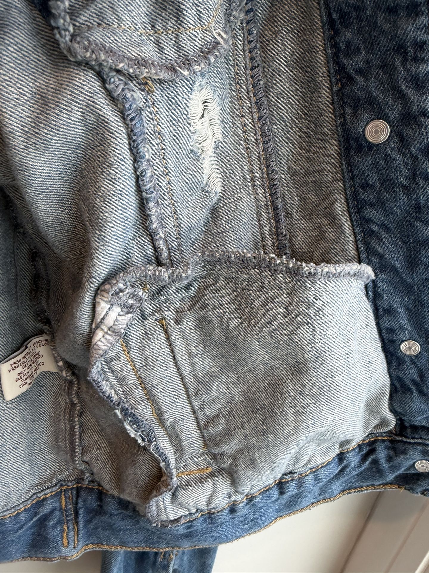 Mudd Junior’s Medium Denim Jean Jacket Distressed $15 - photo 4