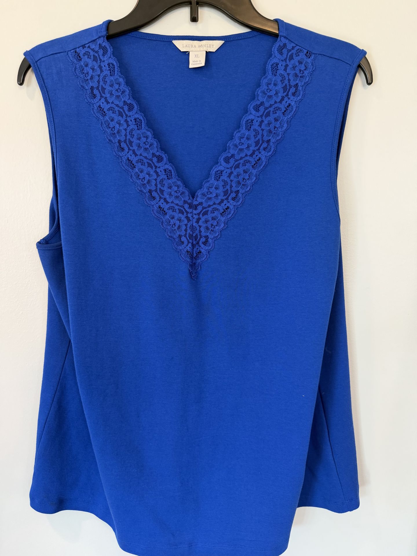 Like New Women’s XL Blue V-neck Sleeveless Blouse $10