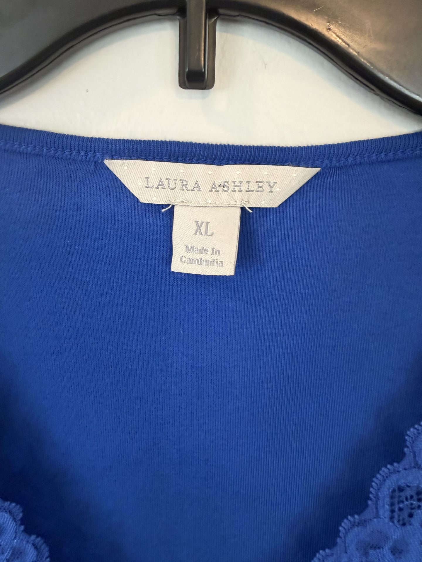 Like New Women’s XL Blue V-neck Sleeveless Blouse $10 - photo 2