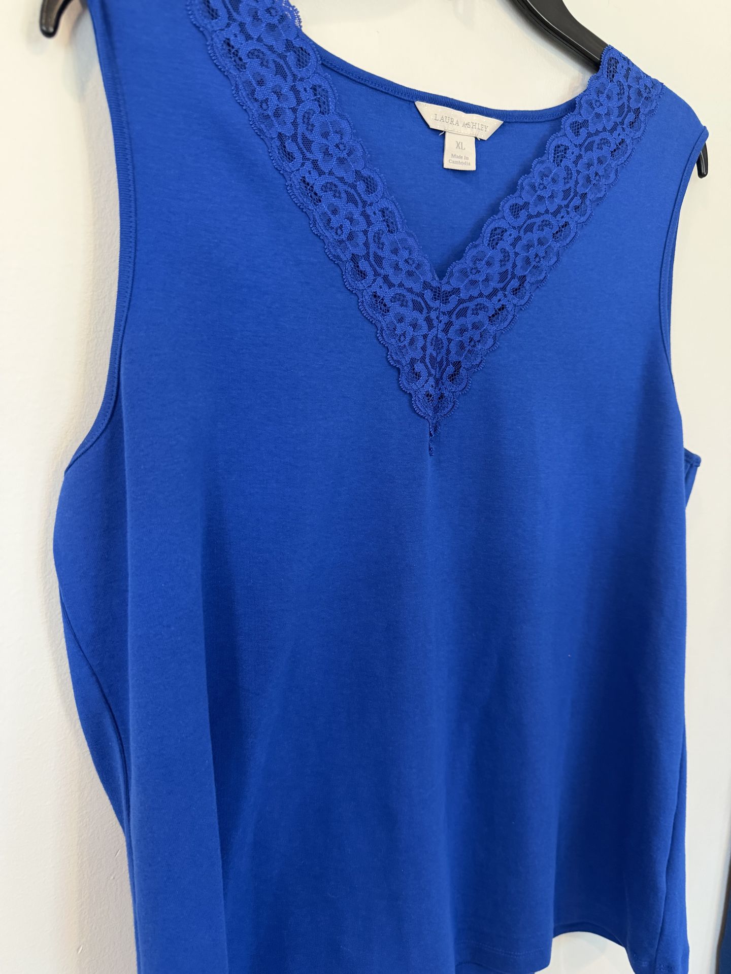 Like New Women’s XL Blue V-neck Sleeveless Blouse $10 - photo 3