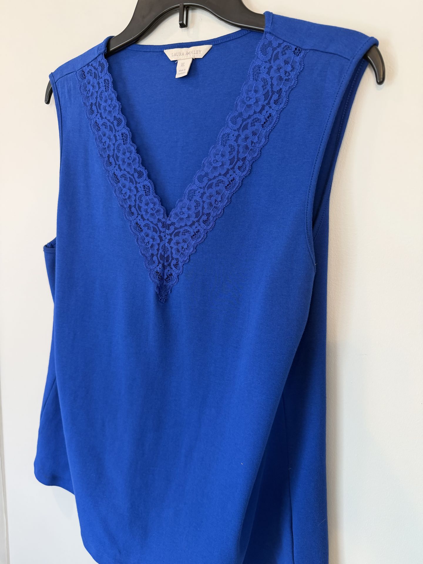 Like New Women’s XL Blue V-neck Sleeveless Blouse $10 - photo 4
