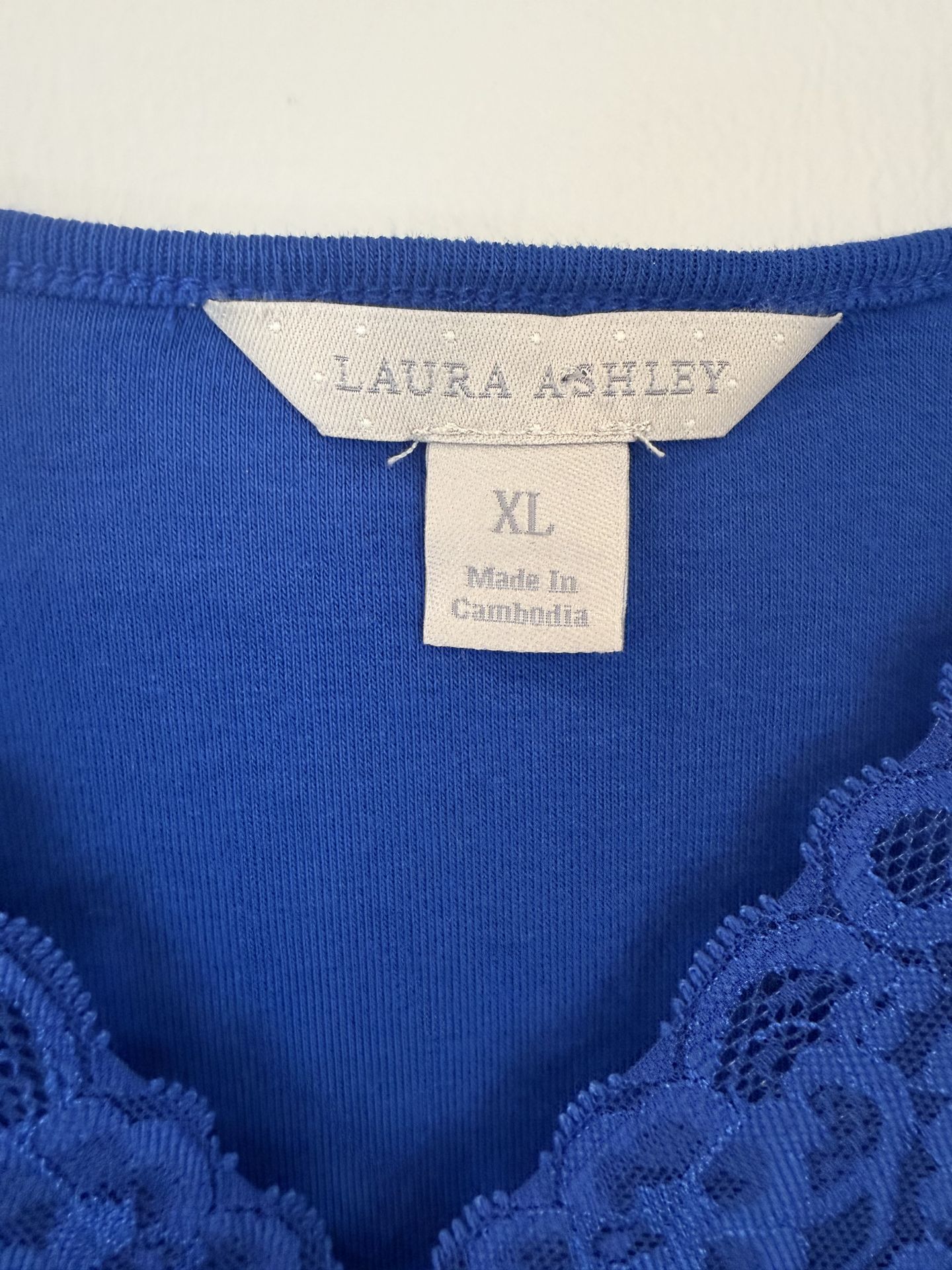 Like New Women’s XL Blue V-neck Sleeveless Blouse $10 - photo 5