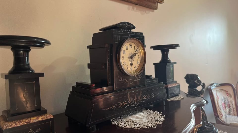 Antique French Marble Clock with 2 Garnitures - photo 3