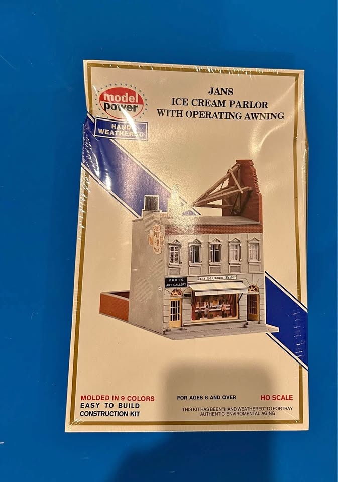 Model Power HO Scale Building Kit - Jan's Ice Cream Parlour