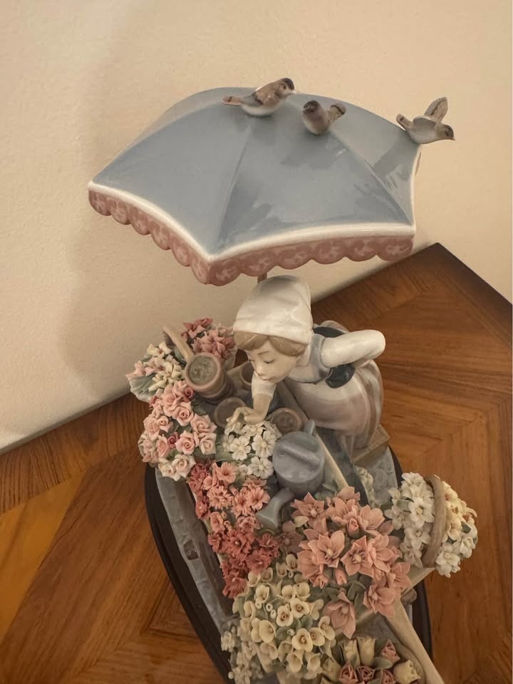 Lladro Flowers of the Season Figurine - photo 2