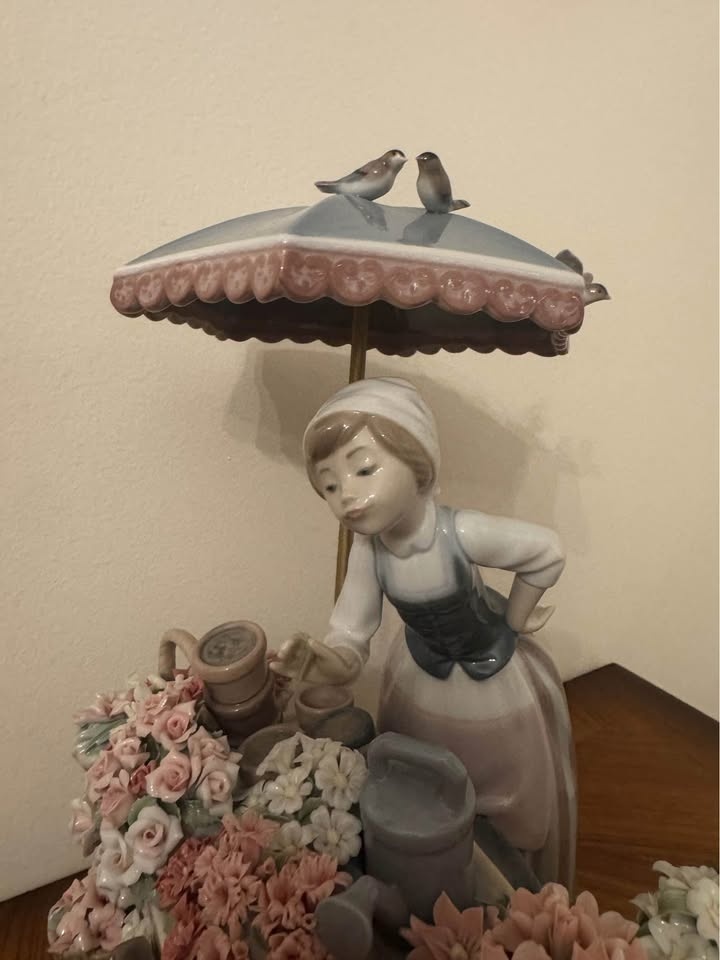 Lladro Flowers of the Season Figurine - photo 3