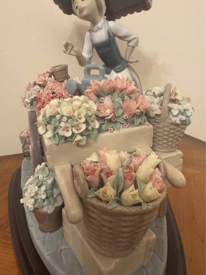 Lladro Flowers of the Season Figurine - photo 4