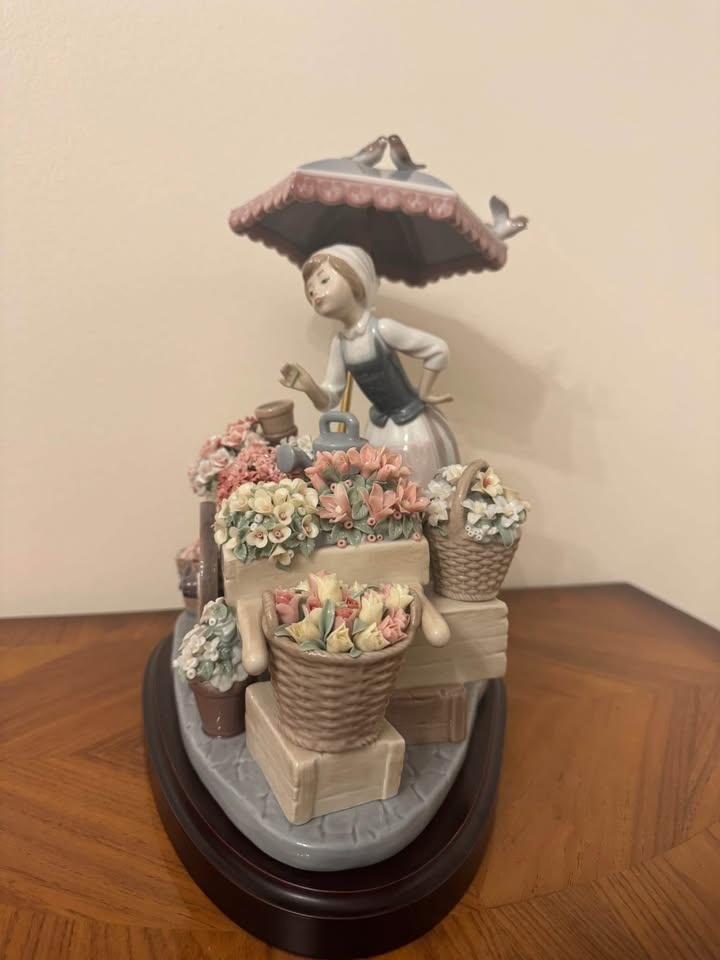 Lladro Flowers of the Season Figurine - photo 5
