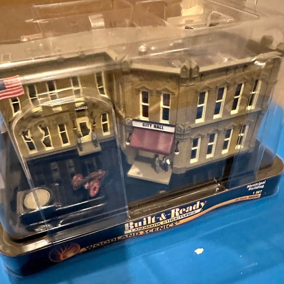 Woodland Scenics Municipal Building ReadyBuilt HO Scale