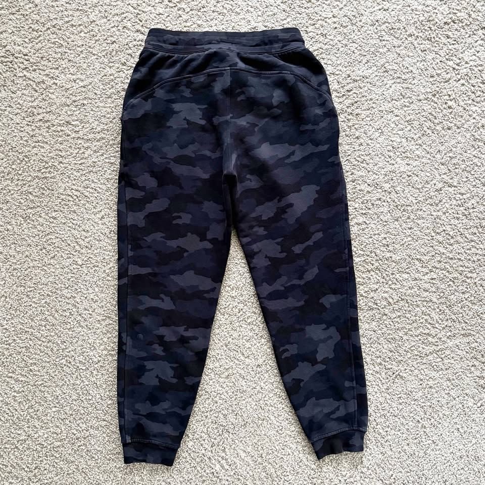 Lululemon Size 8 Scuba Jogger Fleece 28" Heritage 365 Camo