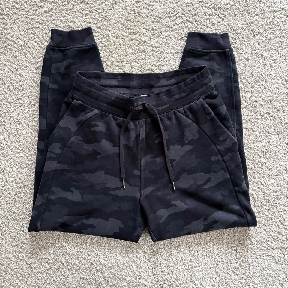 Lululemon Size 8 Scuba Jogger Fleece 28" Heritage 365 Camo - photo 2